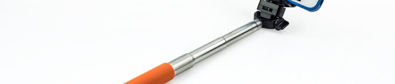 En selfiepinne med mobil i hållaren